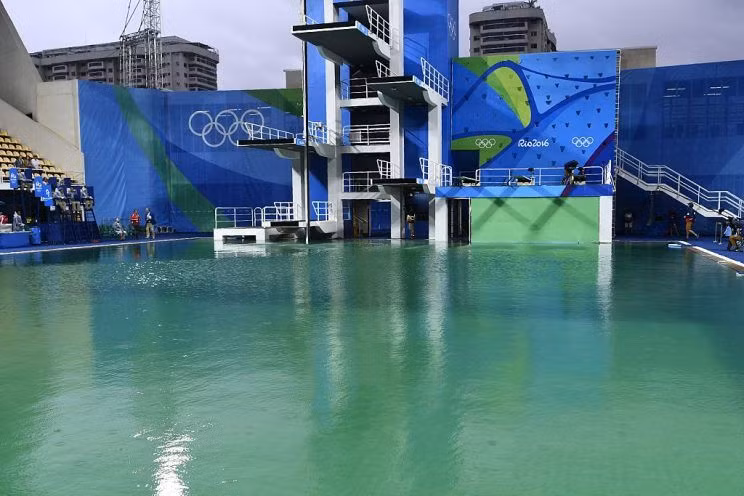 Hé lộ nguyên nhân khiến nước bể bơi Olympic đổi màu ảnh 1