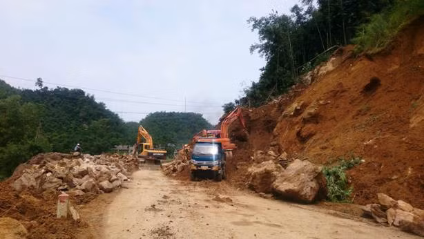 Sạt lở gây ách tắc nhiều giờ Quốc lộ 6 nối Hòa Bình, Sơn La ảnh 1