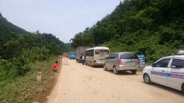 Sạt lở gây ách tắc nhiều giờ Quốc lộ 6 nối Hòa Bình, Sơn La ảnh 4
