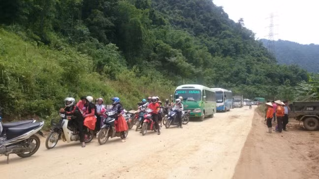 Sạt lở gây ách tắc nhiều giờ Quốc lộ 6 nối Hòa Bình, Sơn La ảnh 2