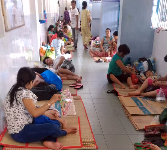 Bệnh viện quá tải vì dịch sốt xuất huyết ảnh 1