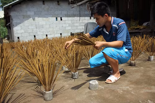 Nghề làm hương của người Nùng ảnh 1