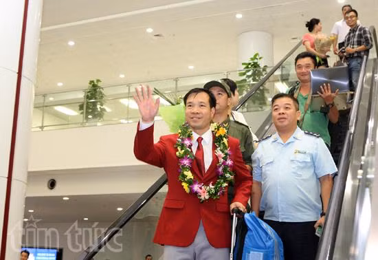 Người hùng Hoàng Xuân Vinh về đến Nội Bài ảnh 1