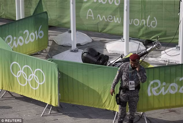 Rơi máy quay khổng lồ tại Olympic, 7 người bị thương ảnh 1