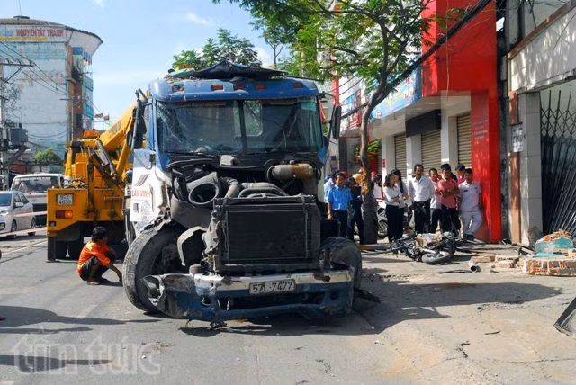 Xe container tông sập nhà dân, 2 người thương vong ảnh 3