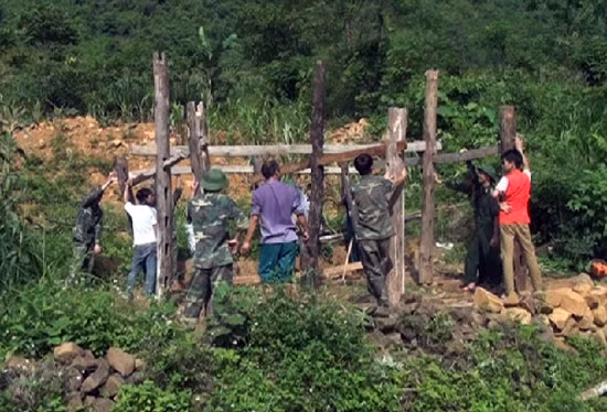 Giúp đồng bào chuyển chuồng gia súc khỏi gầm nhà sàn ảnh 1