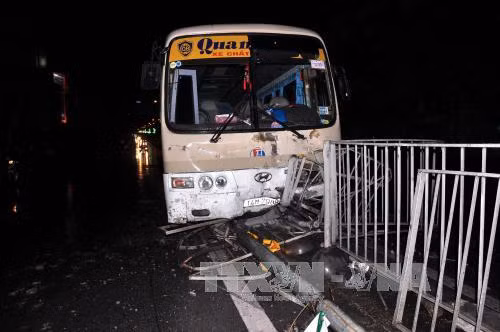 Xe khách mất lái khi đổ dốc cầu Bãi Cháy ảnh 1