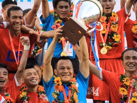 CLB TP Hồ Chí Minh xuất sắc nhận Cúp vô địch hạng Nhất Quốc gia 2016 ảnh 1