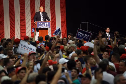 Donald Trump và sóng gió trên đường đua ảnh 1