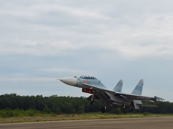 Su-30MK2 lại tung cánh bảo vệ bầu trời Tổ quốc ảnh 4