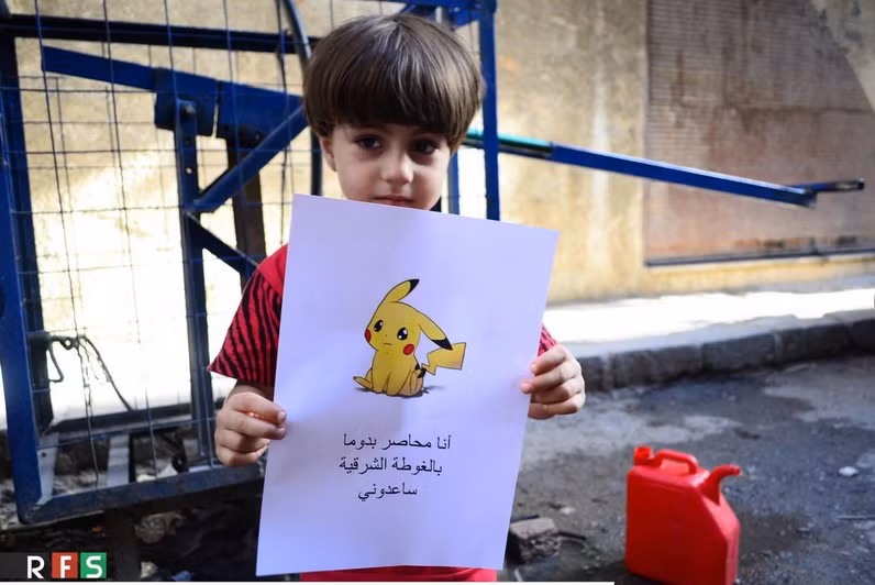 Trẻ em Syria cầm ảnh Pokemon chờ được giải cứu ảnh 5