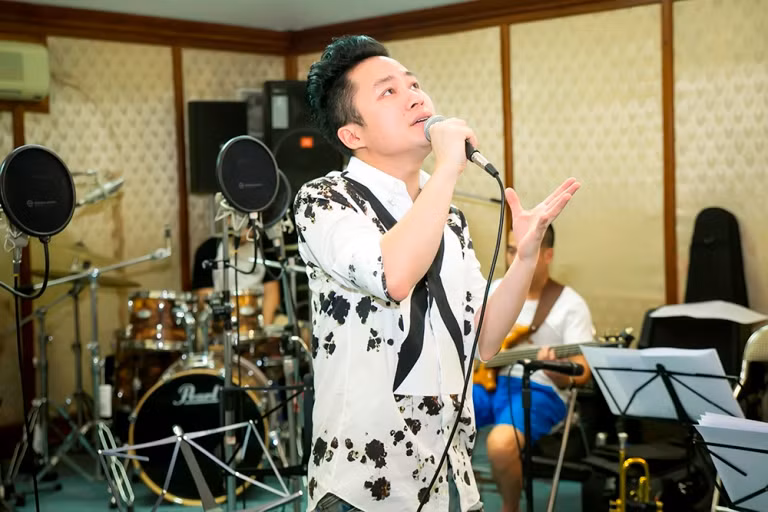 Siu Black gầy đi nhiều, về Hà Nội sớm tập liveshow nhạc Nguyễn Cường ảnh 1
