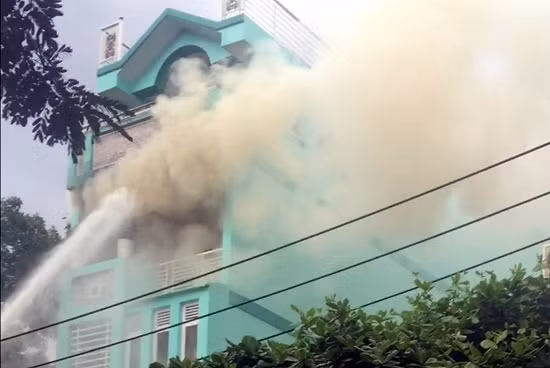 "Ngáo đá" chém trọng thương 2 công an rồi đốt nhà ảnh 1
