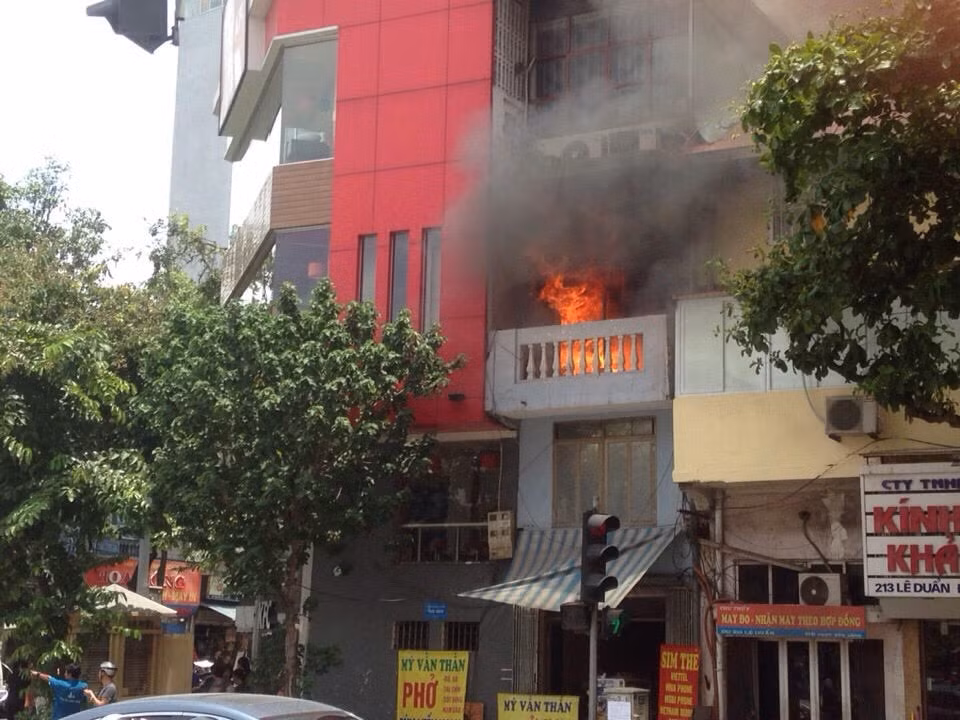 Cháy nhà 3 tầng ở phố Lê Duẩn, Hà Nội ảnh 1