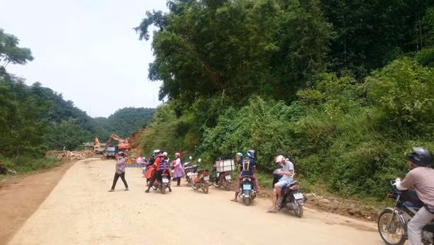 Sạt lở gây ách tắc nhiều giờ Quốc lộ 6 nối Hòa Bình, Sơn La ảnh 3