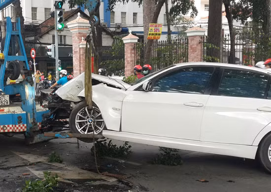 Xe BMW tông gốc cây xanh "nát đầu" ảnh 1