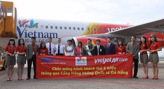Cảng Hàng không Đà Nẵng đón hành khách thứ 5 triệu của Vietjet ảnh 1