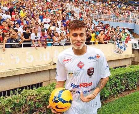 Neymar có bộ râu bạc ảnh 1