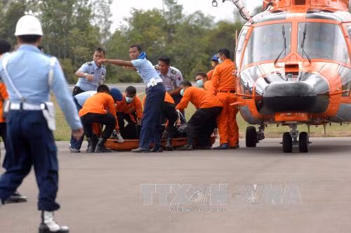 Một thi thể mặc áo phao được trục vớt trong vụ máy bay mất tích ảnh 1