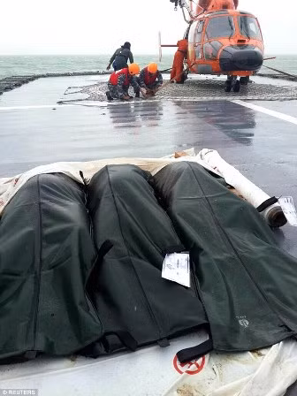 Một thi thể mặc áo phao được trục vớt trong vụ máy bay mất tích ảnh 3