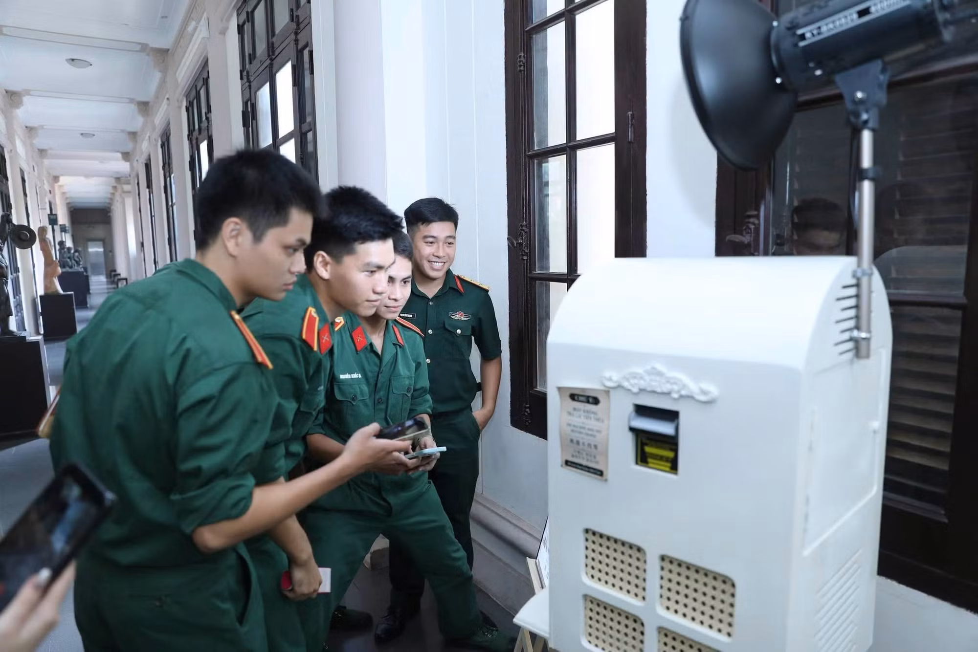 Các chiến sĩ hào hứng trải nghiệp photobooth tại bảo tàng. (Ảnh: Bảo tàng Mỹ thuật Việt Nam)