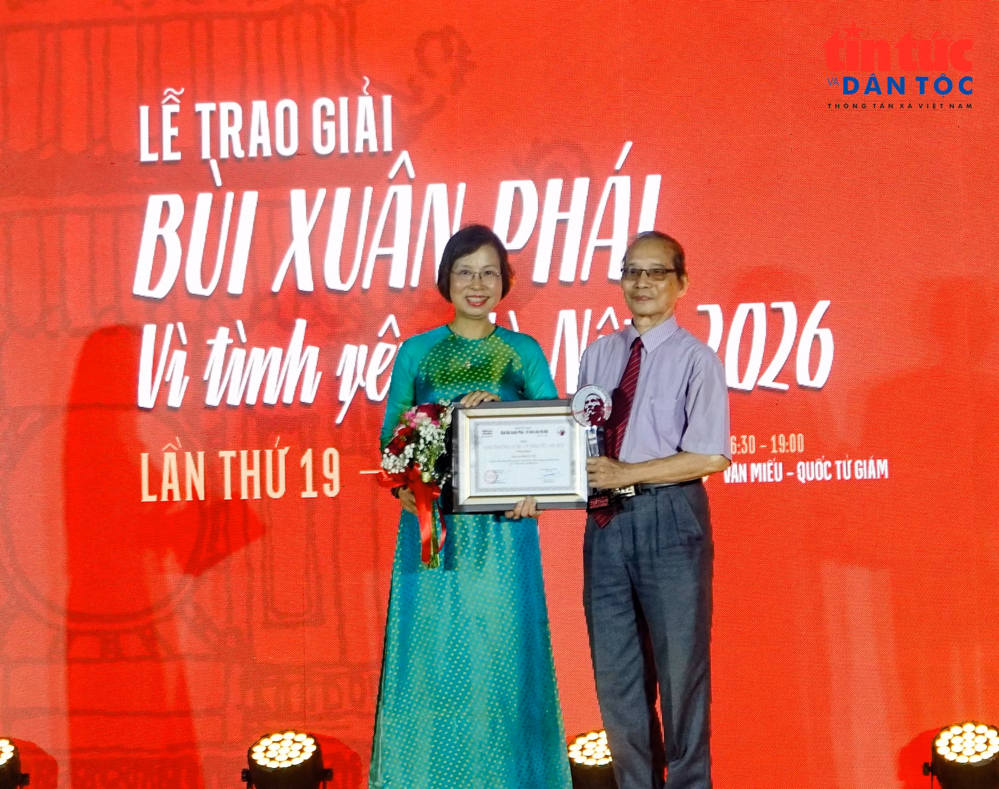 Tổng Giám đốc Thông tấn xã Việt Nam Vũ Việt Trang trao Giải thưởng Lớn cho nhà thơ Bằng Việt tại Lễ trao giải Bùi Xuân Phái - Vì tình yêu Hà Nội lần thứ 19.