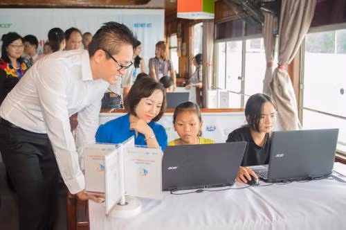 ‘Con thuyền mơ ước’ dạy công nghệ thông tin cho trẻ em nghèo vùng biển ra khơi ảnh 1