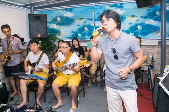 Chế Linh đánh trống, chỉ huy hai con tập luyện cho đêm nhạc ảnh 7