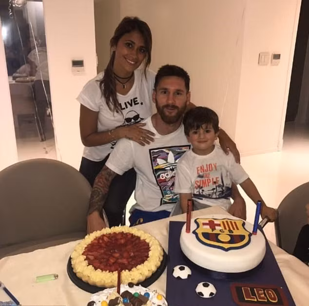 Messi 'bế mạc' tuần sinh nhật bên chiếc bánh hình Barcelona ảnh 1