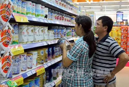Giá sữa bán buôn giảm nhưng giá bán lẻ vẫn 'đứng yên' ảnh 1