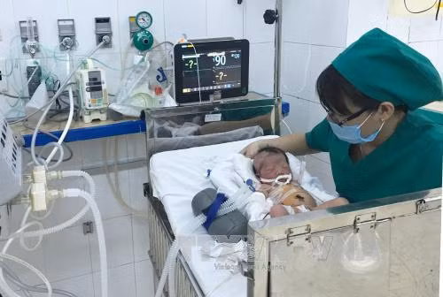 Cứu sống bệnh nhi 1 tháng tuổi teo thực quản hiếm gặp ảnh 1