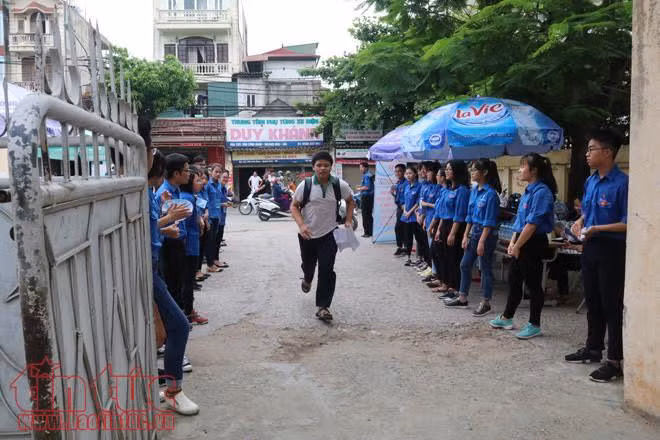 Các thí sinh tốt nghiệp THPT quốc gia bắt đầu thi tự luận Ngữ văn ảnh 16