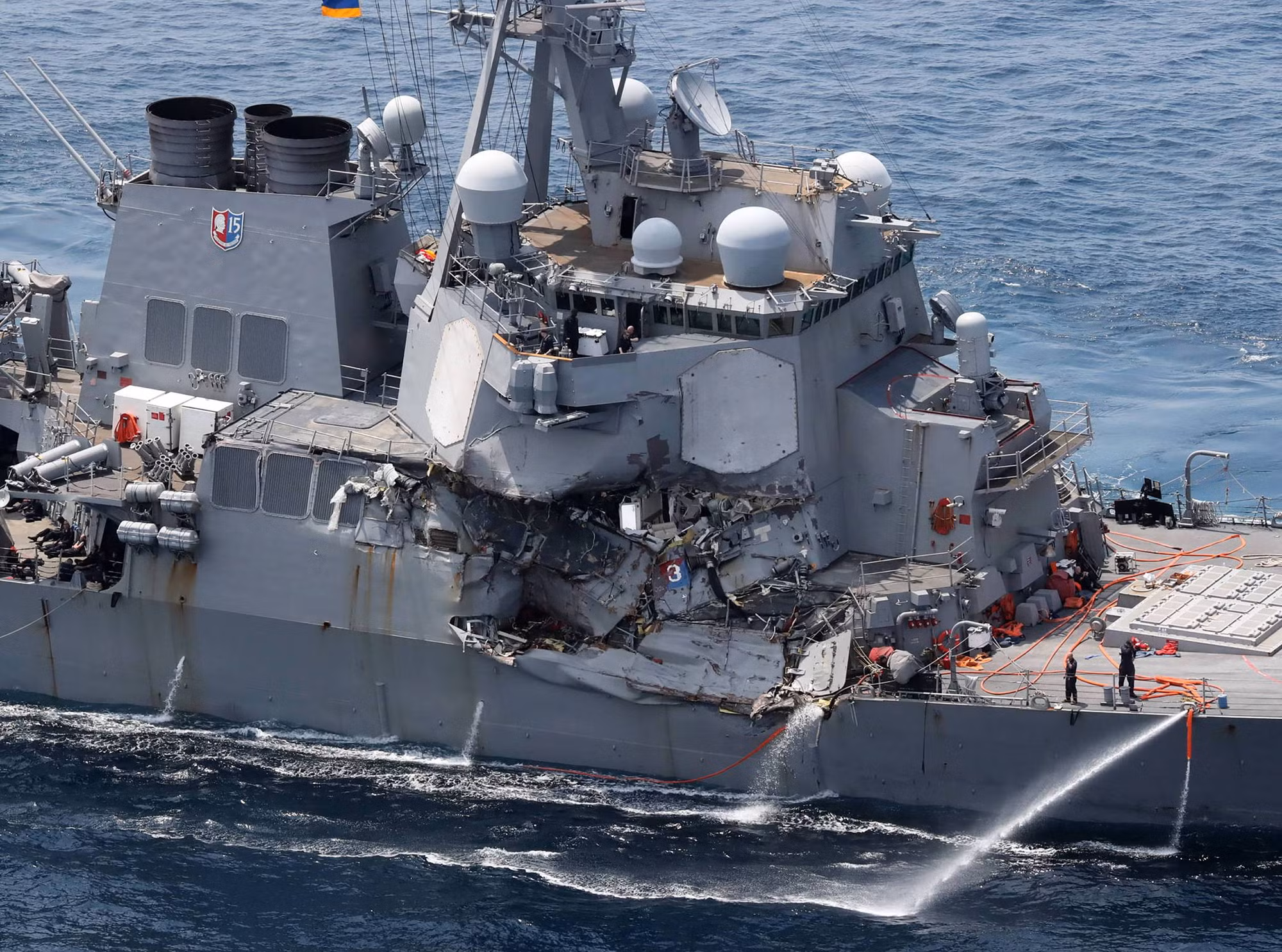 Tiết lộ mới nhất về vụ va chạm khiến tàu khu trục Mỹ USS Fitzgerald bẹp góc, chỉ huy bị thương ảnh 1