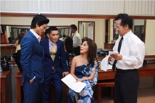 Chế Linh phiêu cùng hai con trai trên sân khấu ảnh 15