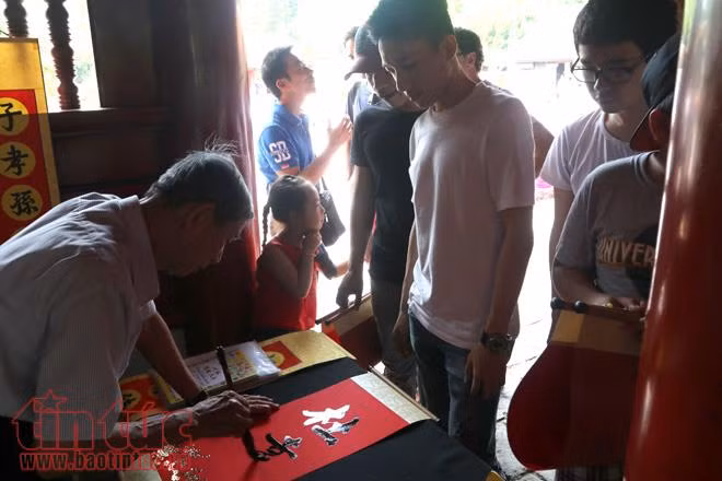 'Sĩ tử' đội nắng tới Văn Miếu cầu may ảnh 12