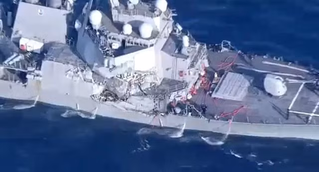 Chuyên gia: Tàu khu trục Mỹ USS Fritzgeral 'tàn phế' sau khi bị tàu hàng Philippines đâm móp ảnh 1