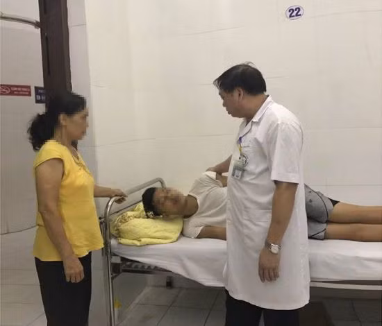 Nam thanh niên loạn thần đòi nhảy lầu tự sát tại BV Bạch Mai ảnh 1