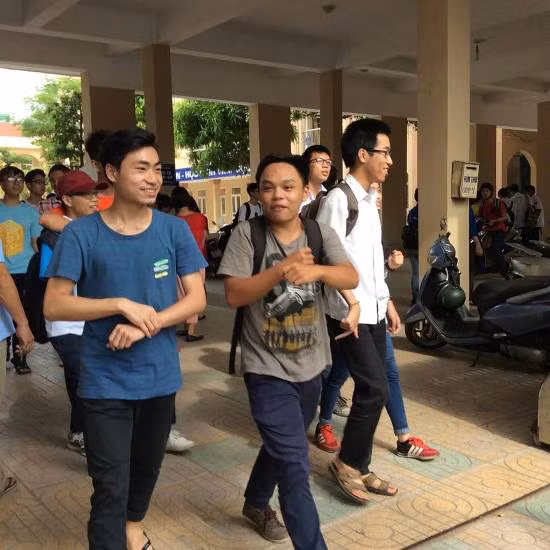Hai giám thị vi phạm kỷ luật trong ngày thi thứ hai ảnh 1