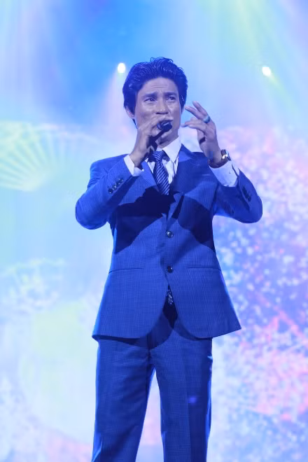 Chế Linh phiêu cùng hai con trai trên sân khấu ảnh 17