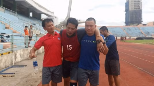 Trọng tài 'rớt' thể lực ảnh 1