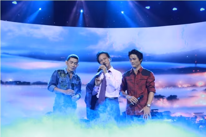 Chế Linh phiêu cùng hai con trai trên sân khấu ảnh 19