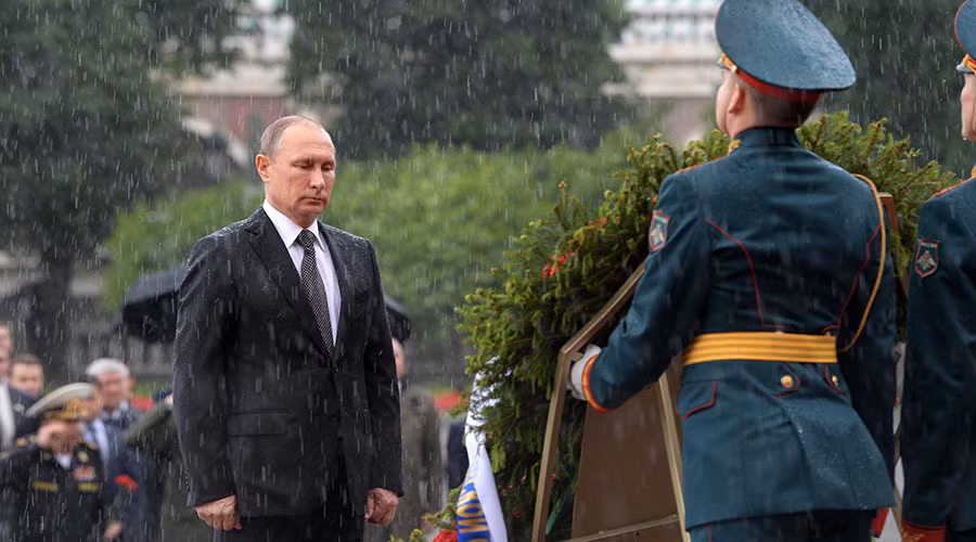 Tổng thống Nga Putin tưởng niệm Chiến sỹ Vô danh dưới mưa tầm tã ảnh 1