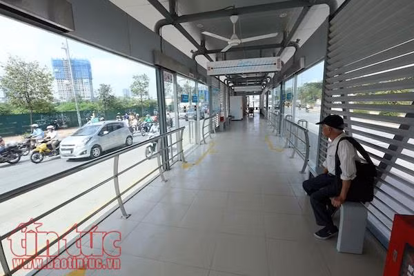 Buýt nhanh BRT: Kín chỗ giờ cao điểm, đìu hiu giờ thấp điểm ảnh 5