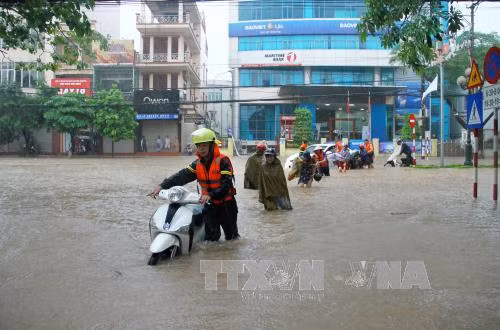 Thái Nguyên: Thí sinh đội mưa lớn đến các điểm thi đúng giờ quy định ảnh 2