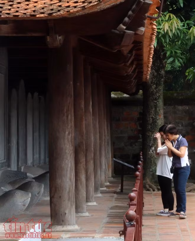 'Sĩ tử' đội nắng tới Văn Miếu cầu may ảnh 4