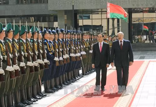 Tổng thống Belarus đón, hội đàm với Chủ tịch nước Trần Đại Quang ảnh 1