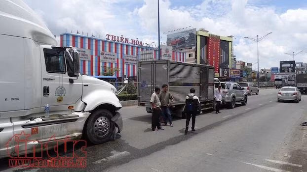 Bị xe container 'lùa' phía sau khi dừng đèn đỏ, 4 người trong ô tô hoảng loạn ảnh 1