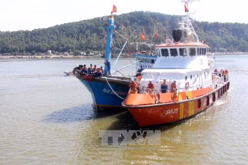 Cứu hộ thành công tàu cá cùng 17 ngư dân gặp nạn trên biển ảnh 1