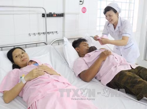 Cần Thơ: Cứu sống ca song thai xoắn dây rốn hiếm gặp ảnh 1