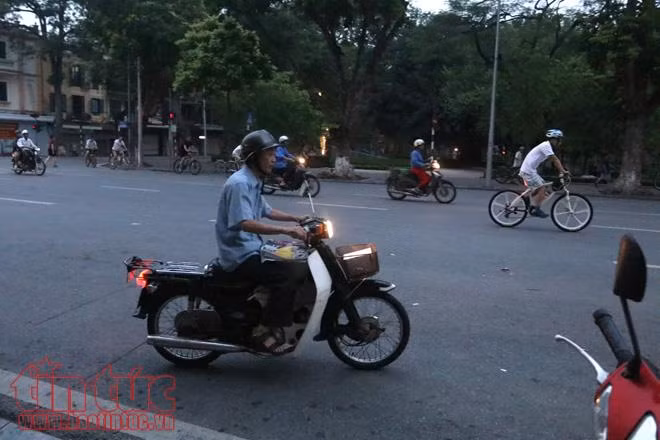 Nghề phát hành báo: Lấy ngày làm đêm, lấy đêm làm ngày ảnh 4